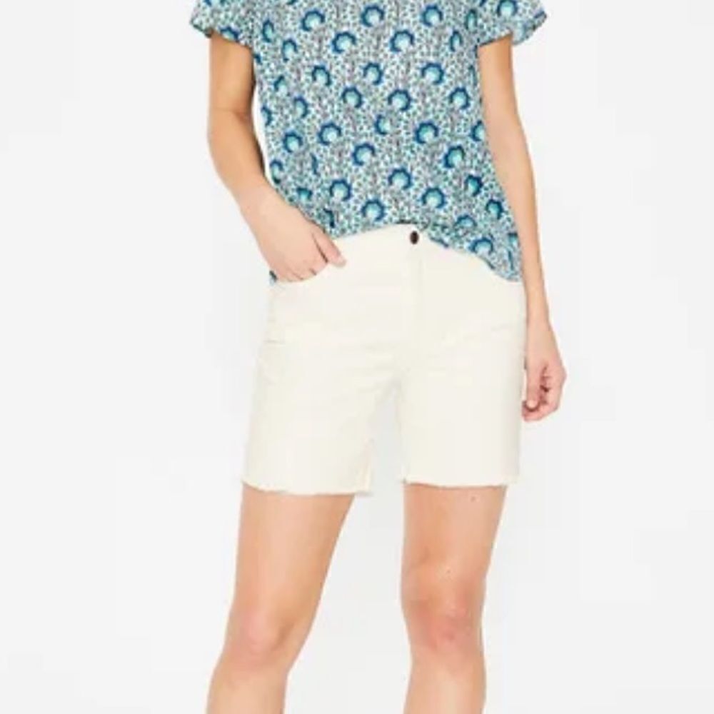 Boden The Salcombe shorts in Ecru 10 6” - Picture 2 of 7